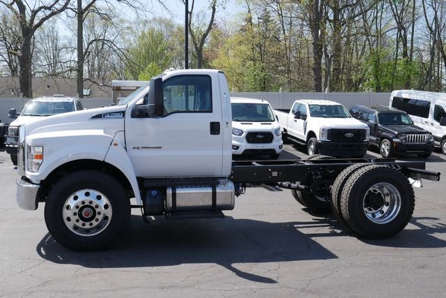 2027 Ford F-750SD Base DRW
